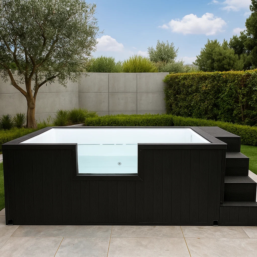 Piscine rectangulaire moderne dans un jardin